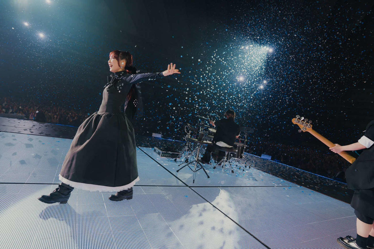 初ドームツアー最終公演でパフォーマンスするYOASOBIのikura（左）とAyase Photo by Kato Shumpei