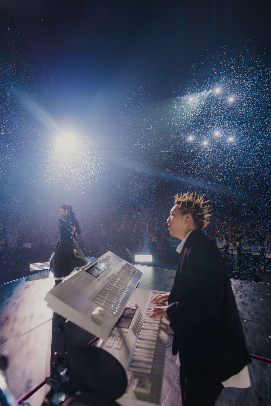 初ドームツアー最終公演でパフォーマンスするYOASOBIのikura（左）とAyase Photo by Kato Shumpei