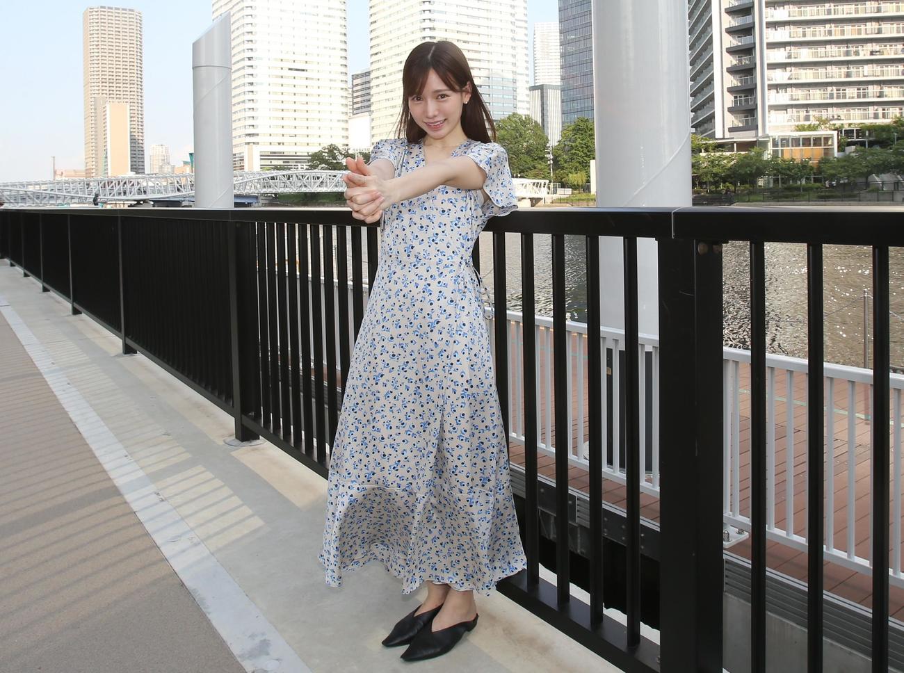 ポーズを取る元HKT48の運上（撮影・中島洋尚）