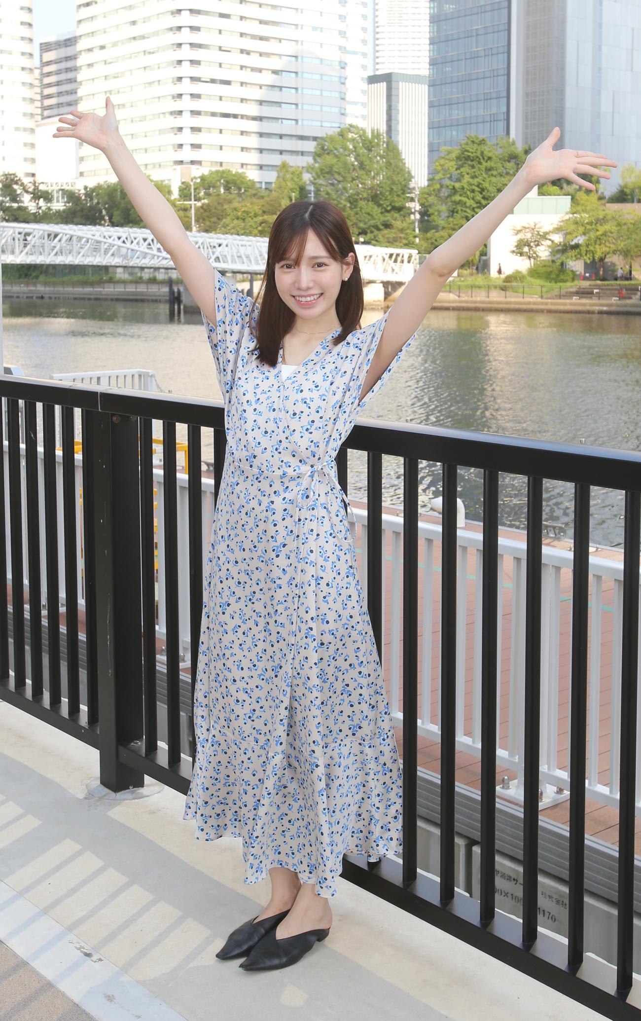 元HKT48の運上は笑顔で万歳（撮影・中島洋尚）
