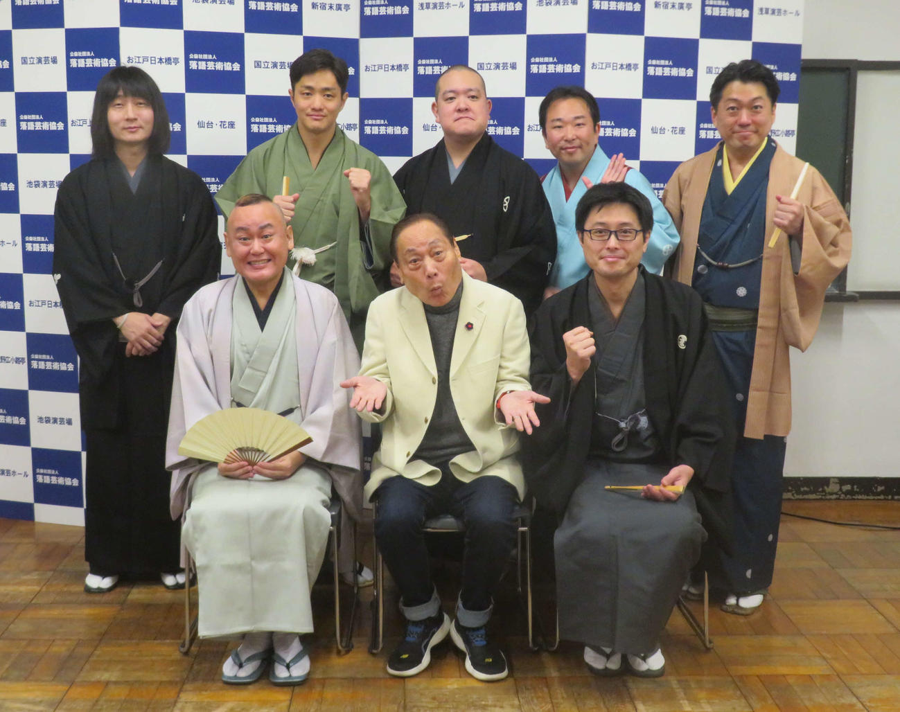 「桂米助プレゼンツ芸協カデンツァ新喜劇」発表会に出席した、前列左から瀧川鯉津、桂米助、立川幸之進、後列左から瀧川鯉白、三遊亭遊子、桂鷹治、古今亭今いち、笑福亭希光