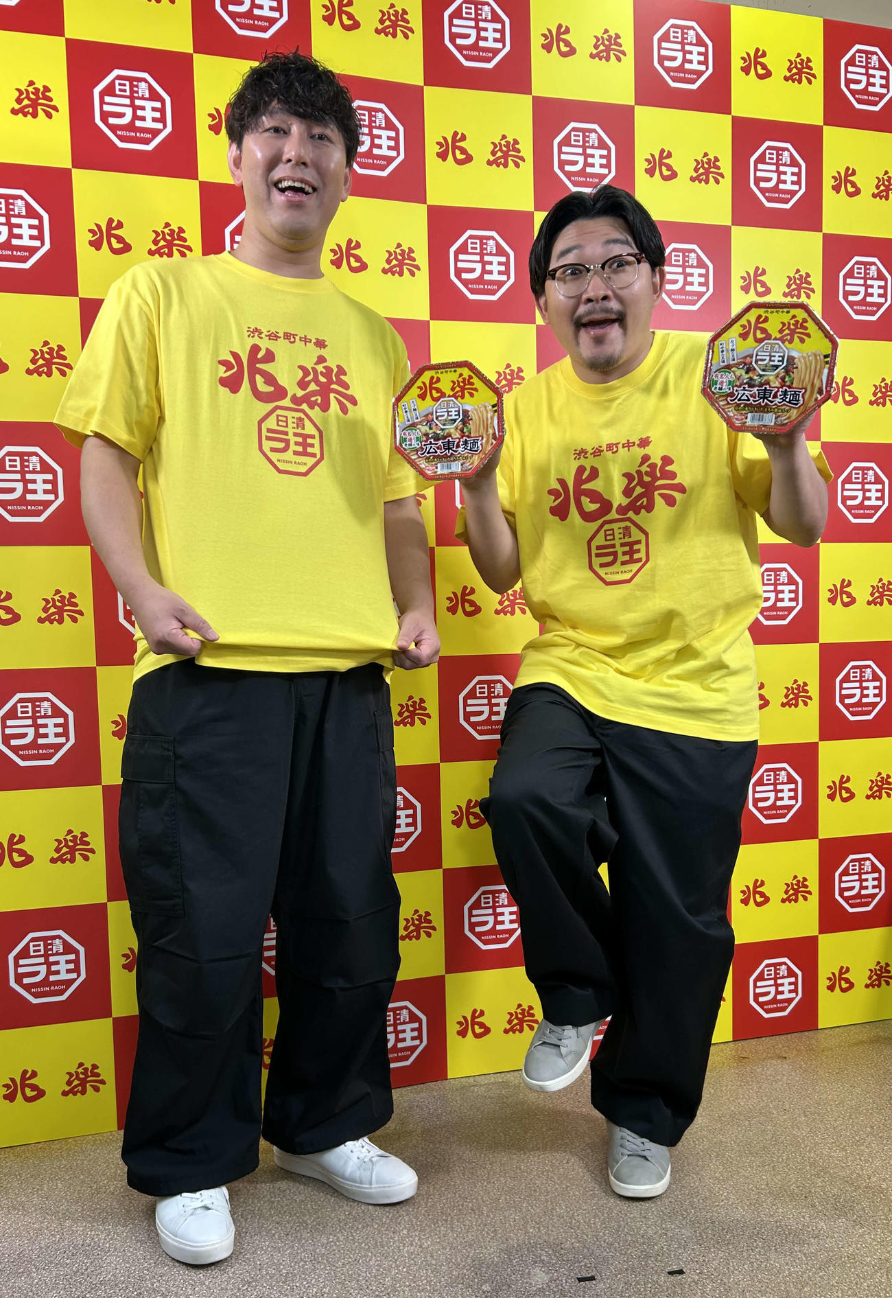 兆楽と日清ラ王のコラボレーション記念イベントに出席したオズワルド
