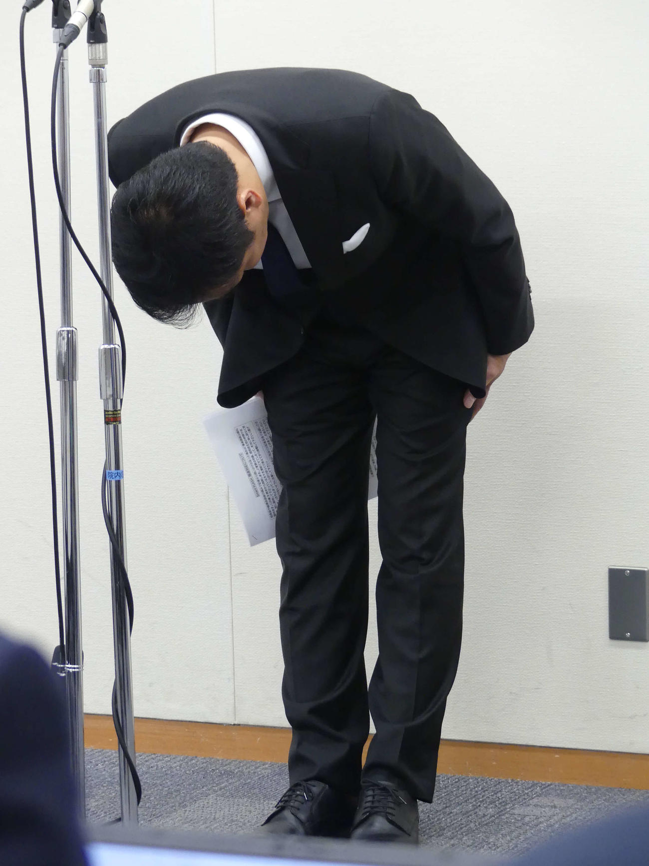 記者会見頭を下げる国民民主党の玉木雄一郎代表（撮影・中山知子）