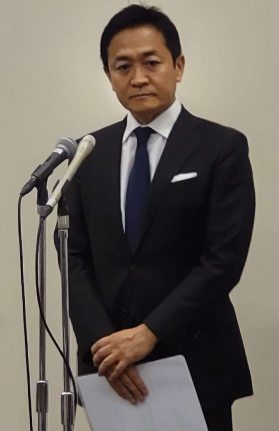 不倫報道を受け、神妙な表情で会見する国民民主党・玉木雄一郎代表