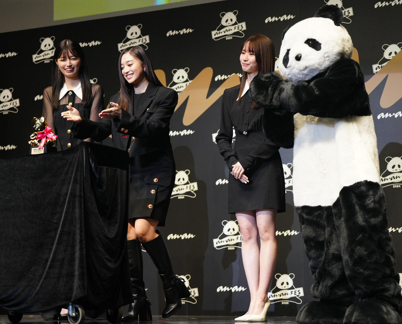 「anan AWARD 2024」フォーカス部門を受賞した乃木坂46の5期生。左から五百城茉央、井上和、菅原咲月（撮影・江口和貴）