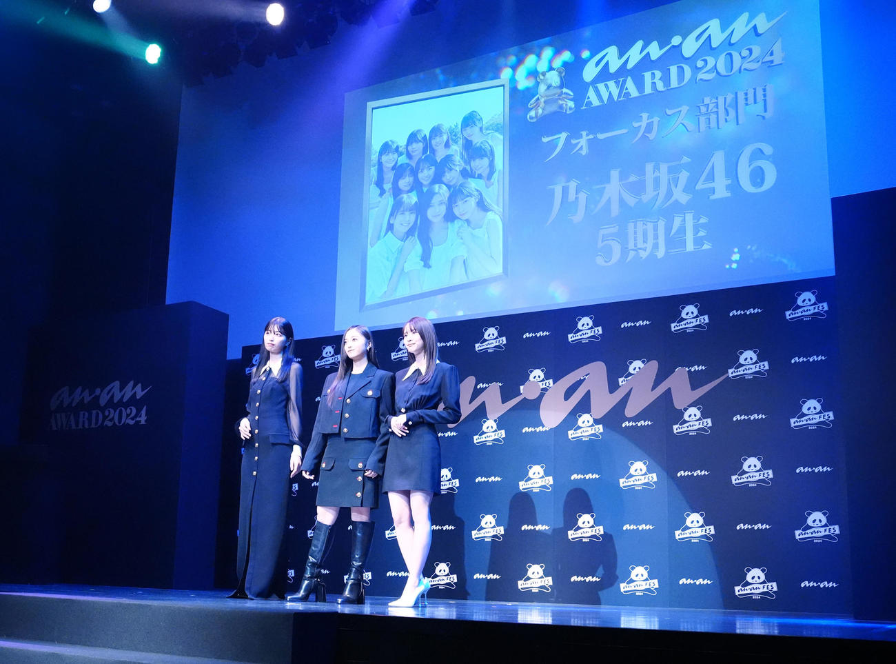 「anan AWARD 2024」フォーカス部門を受賞した乃木坂46の5期生。左から五百城茉央、井上和、菅原咲月（撮影・江口和貴）