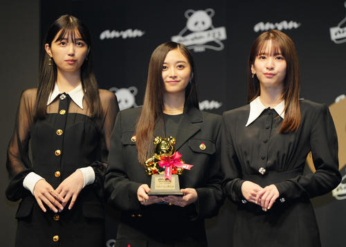 「anan AWARD 2024」フォーカス部門を受賞した乃木坂46の5期生。授賞式で写真に納まる、左から五百城茉央、井上和、菅原咲月（撮影・江口和貴）