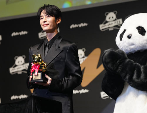 「anan AWARD 2024」アクター部門で受賞しトロフィーを手にする塩野瑛久（撮影・江口和貴）
