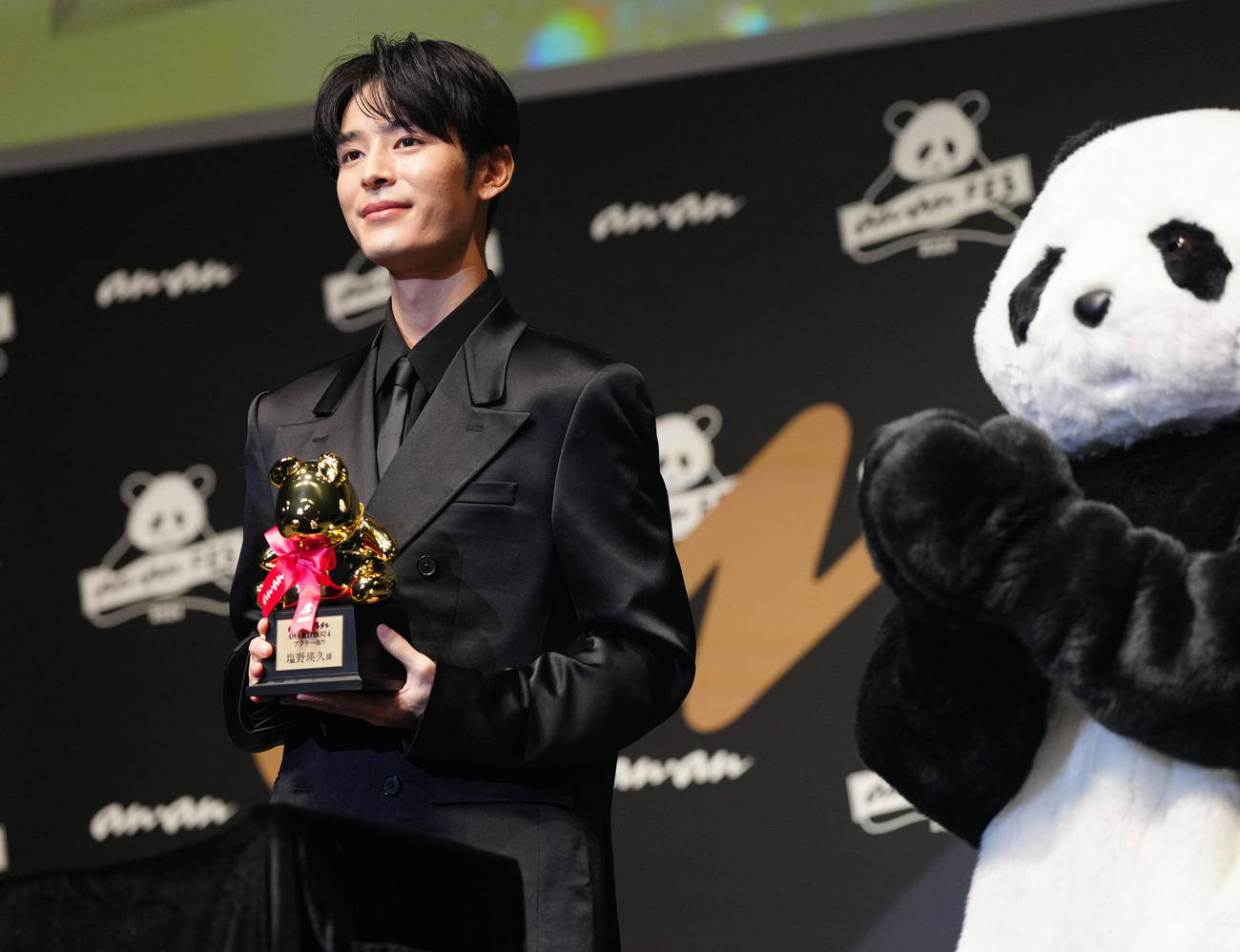 「anan AWARD 2024」アクター部門で受賞しトロフィーを手にする塩野瑛久（撮影・江口和貴）