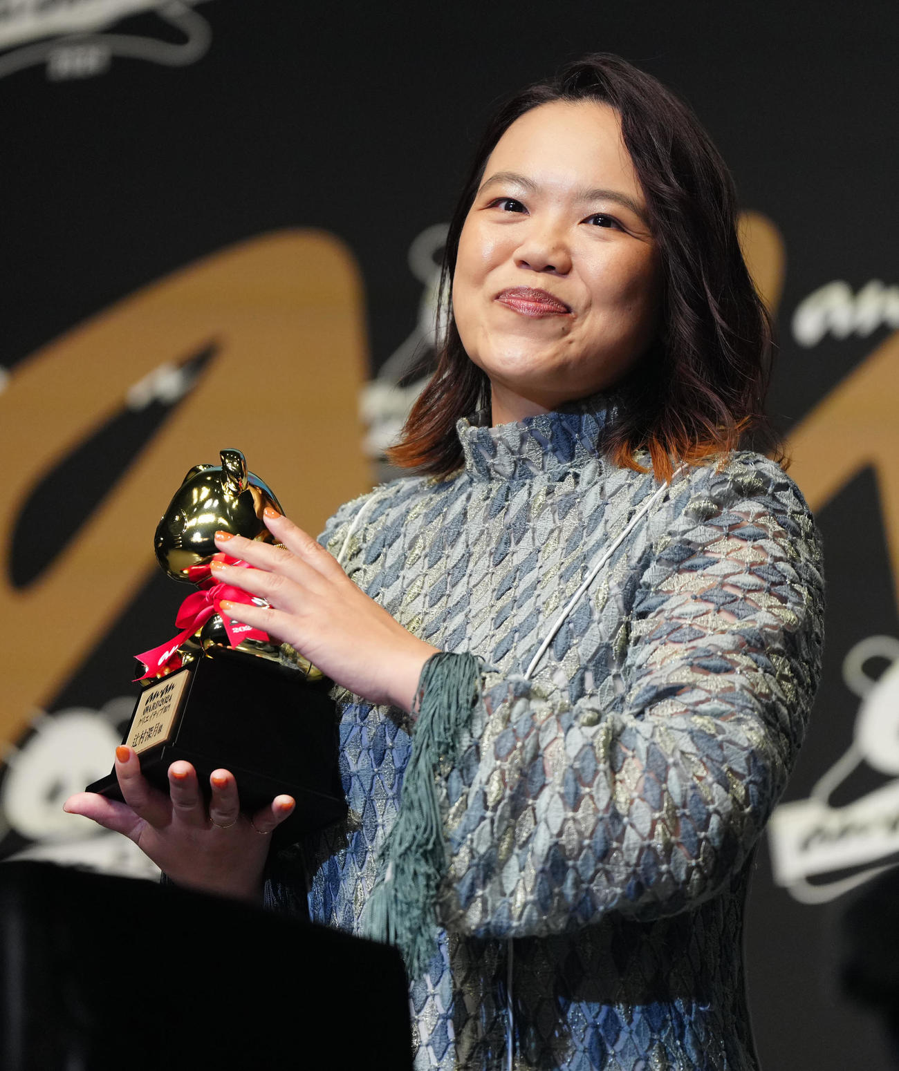 「anan AWARD 2024」クリエイティブ部門で受賞しトロフィーを手にする辻村深月さん（撮影・江口和貴）