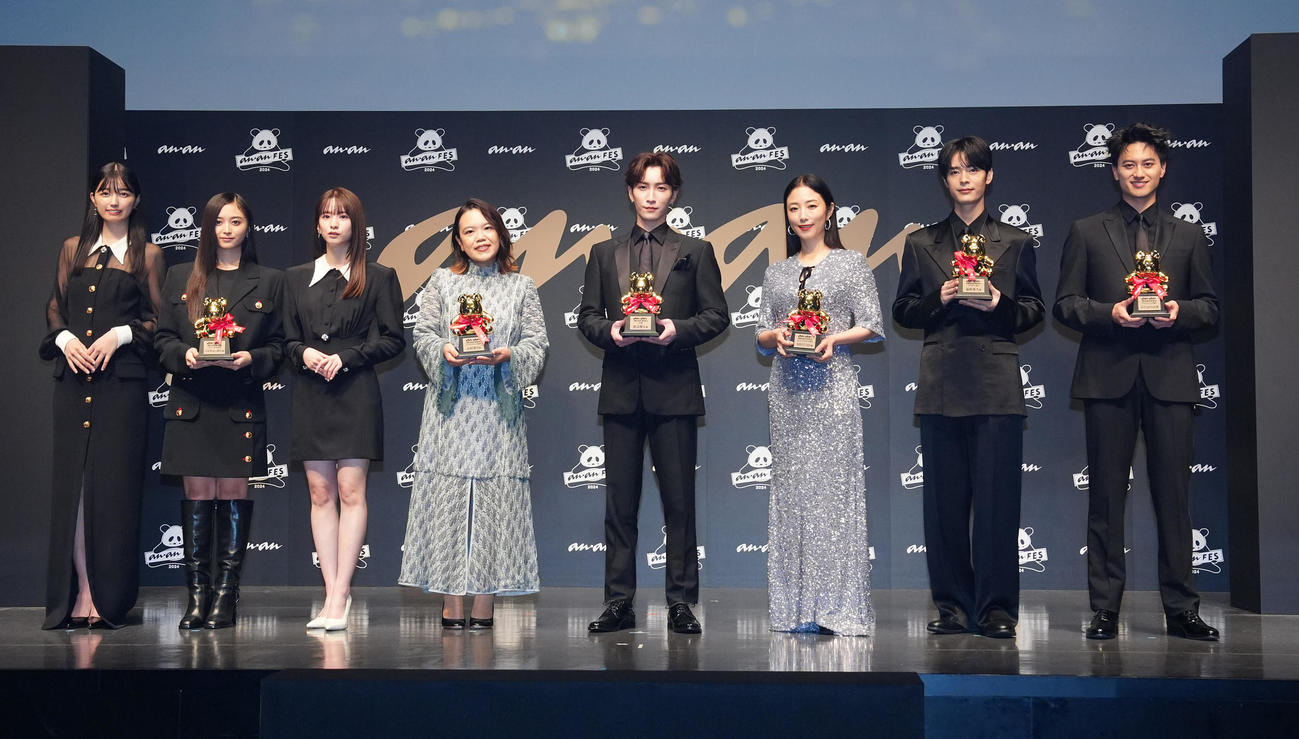 「anan AWARD 2024」でフォトセッションに臨む、左から乃木坂46の5期生の五百城茉央、同井上和、同菅原咲月、作家の辻村深月氏、Snow Manの渡辺翔太、MEGUMI、塩野瑛久、Aぇ！Groupの小島健（撮影・江口和貴）