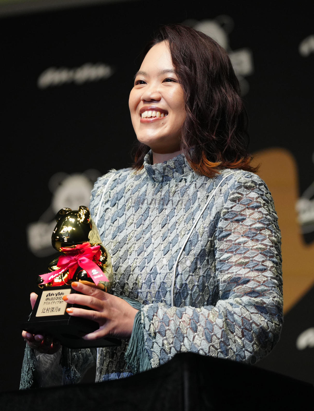「anan AWARD 2024」クリエイティブ部門で受賞しトロフィーを手にする辻村深月さん（撮影・江口和貴）