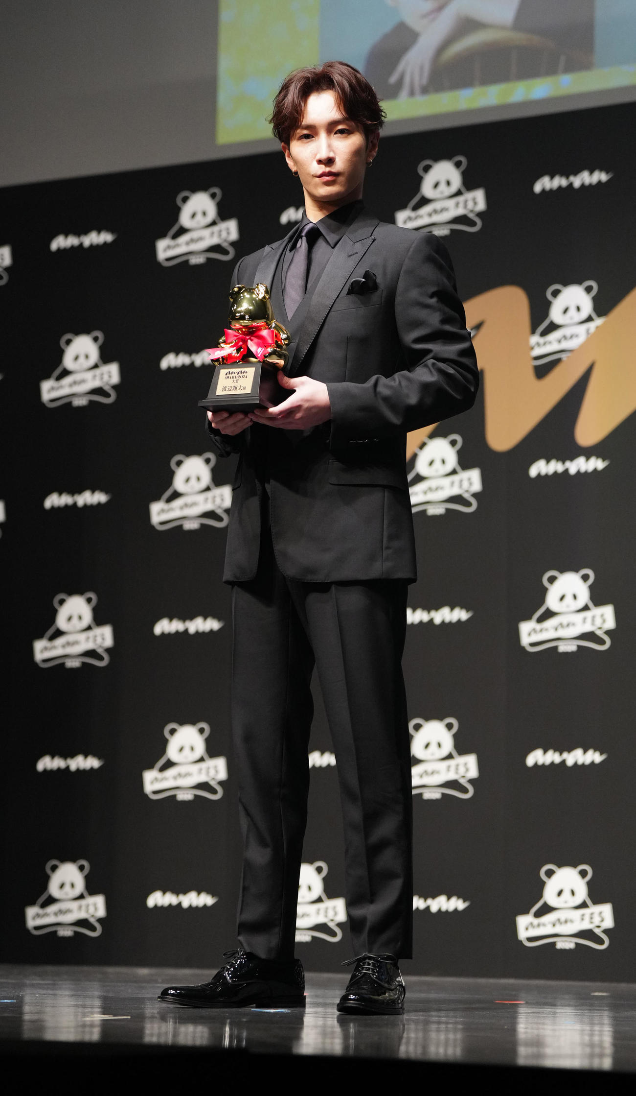 「anan AWARD 2024」大賞に輝き、トロフィーを手にするSnow Manの渡辺翔太（撮影・江口和貴）