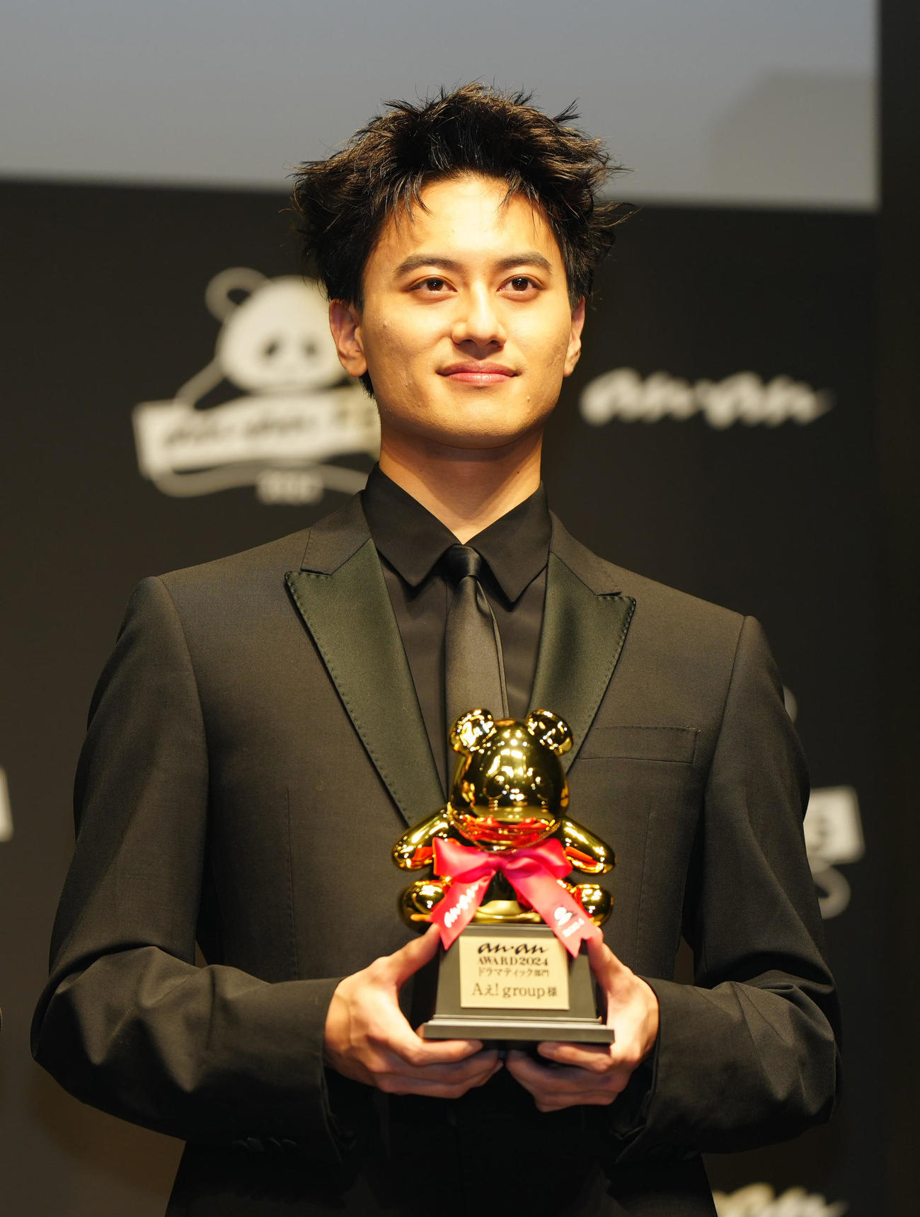 「anan AWARD 2024」ドラマチック部門でAぇ！Groupが受賞し、授賞式で写真に納まる小島健（撮影・江口和貴）