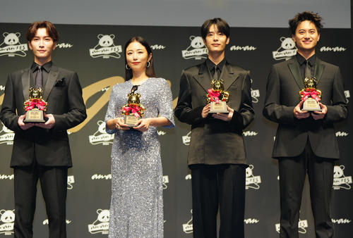 「anan AWARD 2024」でフォトセッションに臨む、左からSnow Manの渡辺翔太、MEGUMI、塩野瑛久、Aぇ！Groupの小島健（撮影・江口和貴）