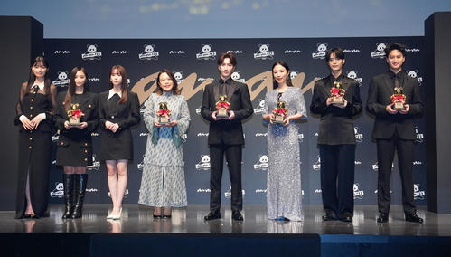 「anan AWARD 2024」でフォトセッションに臨む、左から乃木坂46の5期生の五百城茉央、同井上和、同菅原咲月、作家の辻村深月氏、Snow Manの渡辺翔太、MEGUMI、塩野瑛久、Aぇ！Groupの小島健（撮影・江口和貴）