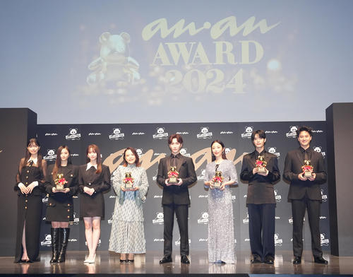 「anan AWARD 2024」でフォトセッションに臨む、左から乃木坂46の5期生の五百城茉央、同井上和、同菅原咲月、作家の辻村深月氏、Snow Manの渡辺翔太、MEGUMI、塩野瑛久、Aぇ！Groupの小島健（撮影・江口和貴）