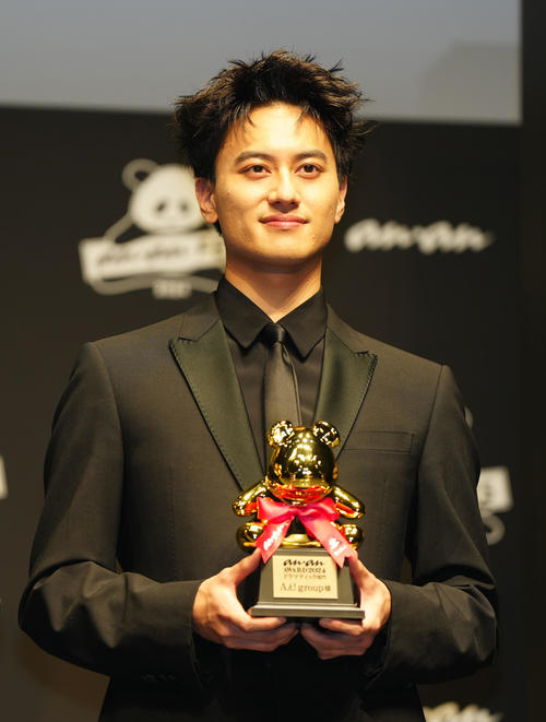 「anan AWARD 2024」ドラマチック部門でAぇ！Groupが受賞し、授賞式で写真に納まる小島健（撮影・江口和貴）
