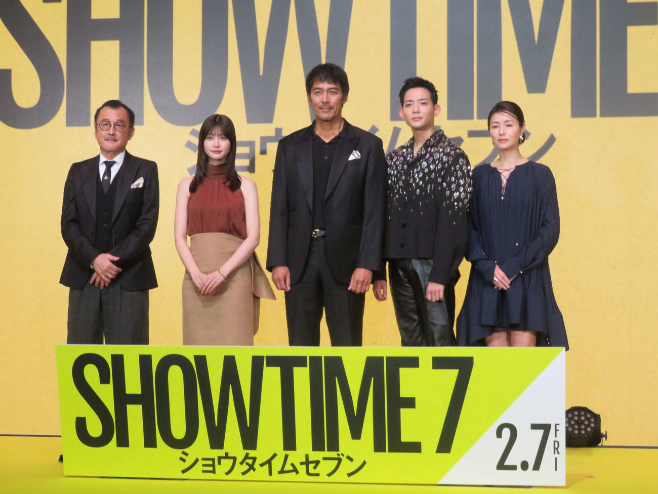 映画「ショウタイムセブン」完成報告イベントに登壇した、左から吉田鋼太郎、生見愛瑠、阿部寛、竜星涼、井川遥（撮影・村上幸将）