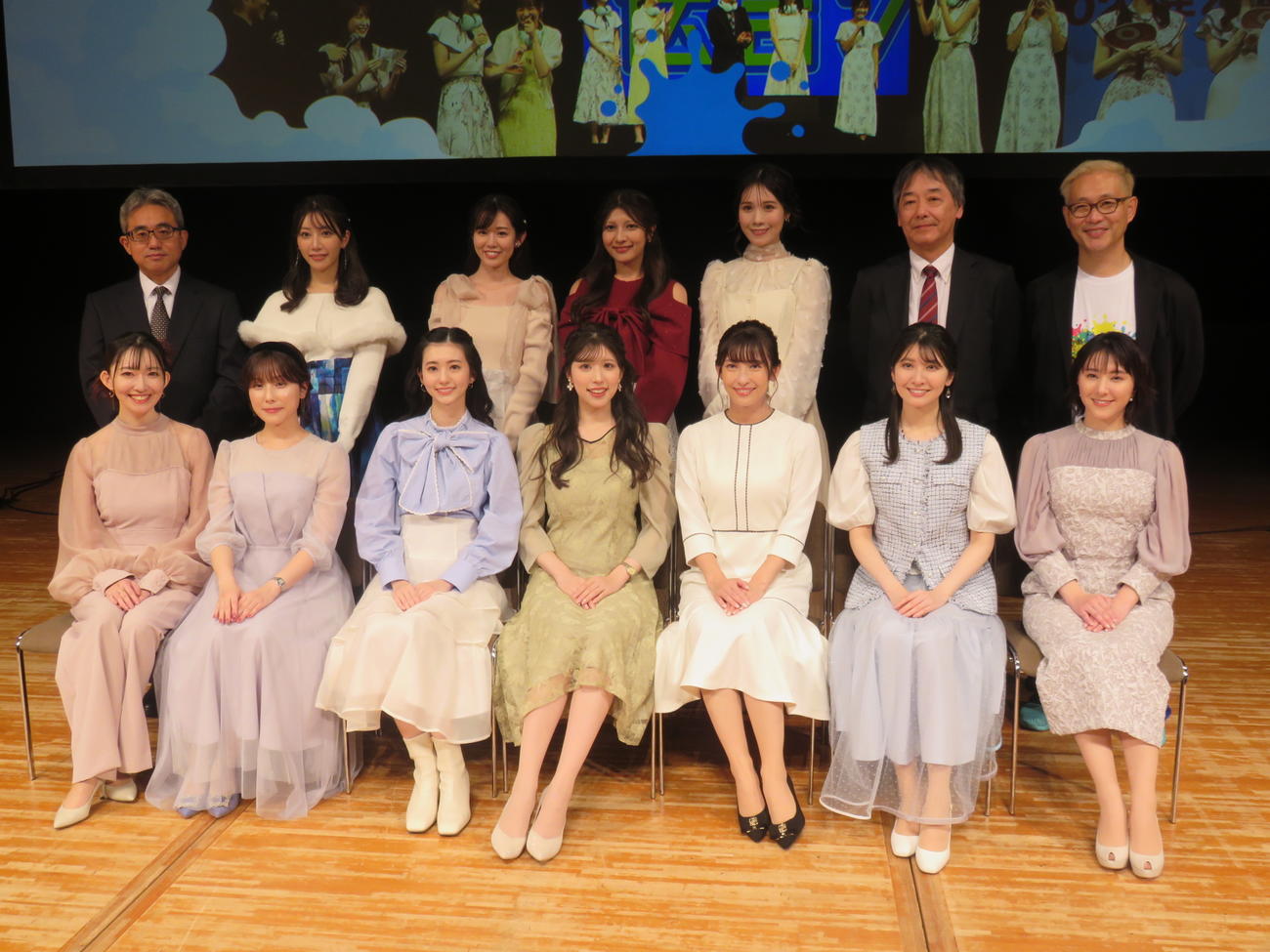 「ウェザーニュース　ファンミーティング　2024」の出演者達。前列左から江川清音、松雪彩花、大島璃音、小林李衣奈、山岸愛梨、駒木結衣、白井ゆかり、後列左から本田竜也解説員、魚住茉由、青原桃香、岡本結子リサ、戸北美月、宇野沢達也解説員、村田泰謁プロデューサー