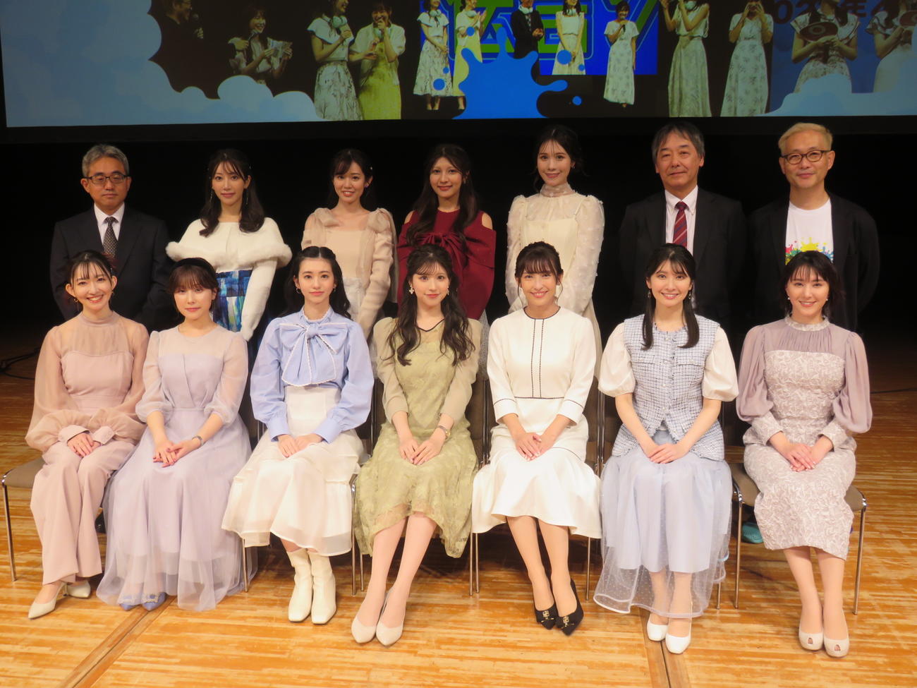 「ウェザーニュース　ファンミーティング　2024」の出演者達。前列左から江川清音、松雪彩花、大島璃音、小林李衣奈、山岸愛梨、駒木結衣、白井ゆかり、後列左から本田竜也解説員、魚住茉由、青原桃香、岡本結子リサ、戸北美月、宇野沢達也解説員、村田泰謁プロデューサー
