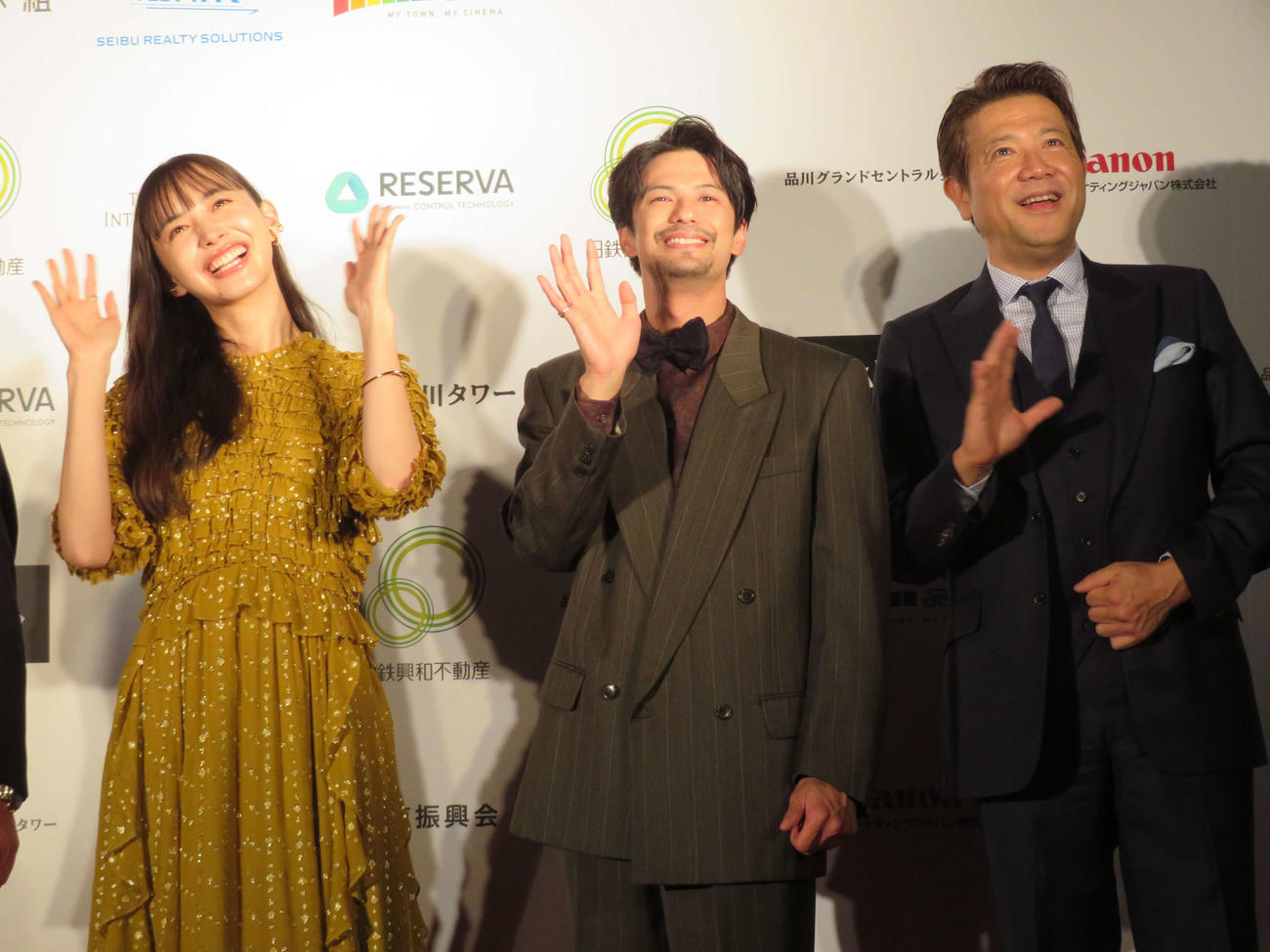 「品川国際映画祭」のオープニングイベントに参加した、左から井桁弘恵、森崎ウィン、別所哲也