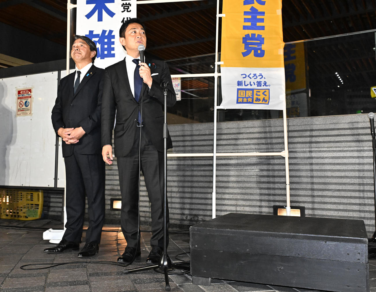 壇上には上がらず街頭演する国民民主党の玉木雄一郎代表（右）。左は榛葉賀津也幹事長（撮影・千葉一成）