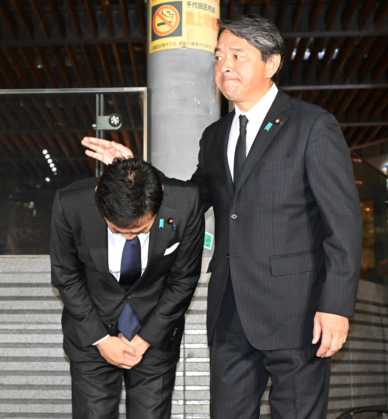 街頭演説に臨む国民民主党の玉木代表（左）を励ます榛葉幹事長（撮影・千葉一成）