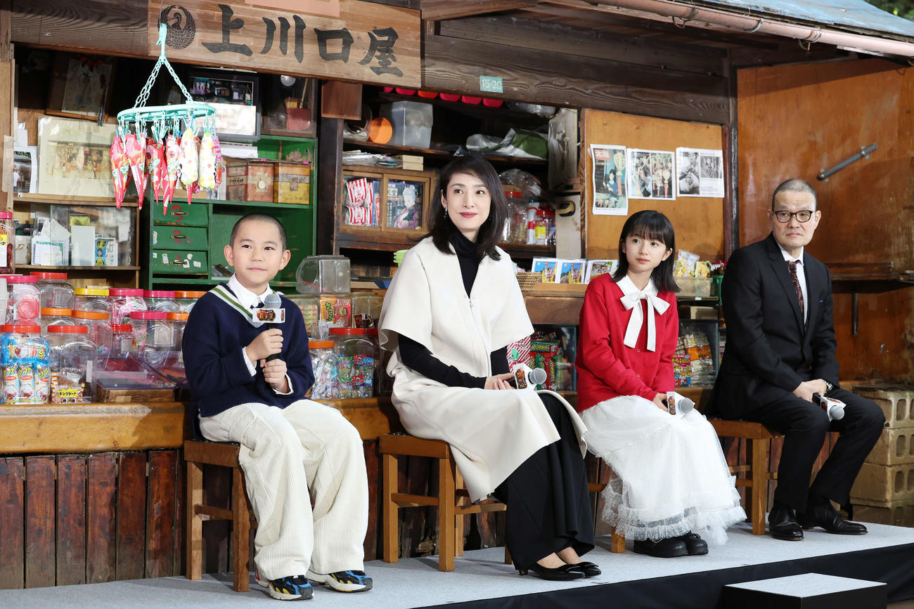 映画「ふしぎ駄菓子屋　銭天堂」宣伝開店＆完成報告イベントの登壇者、左から番家天嵩、天海祐希、白山乃愛、中田秀夫監督（撮影・宮地輝）