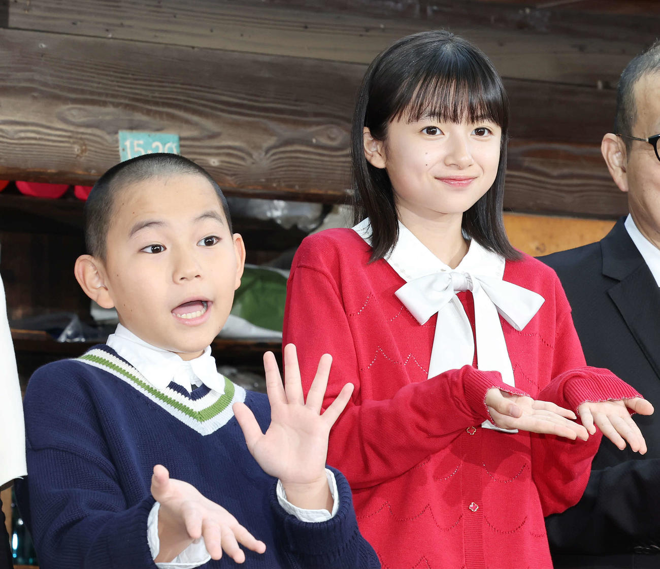 映画「ふしぎ駄菓子屋　銭天堂」宣伝開店＆完成報告イベントで笑顔の番家天嵩（左）と白山乃愛（撮影・宮地輝）