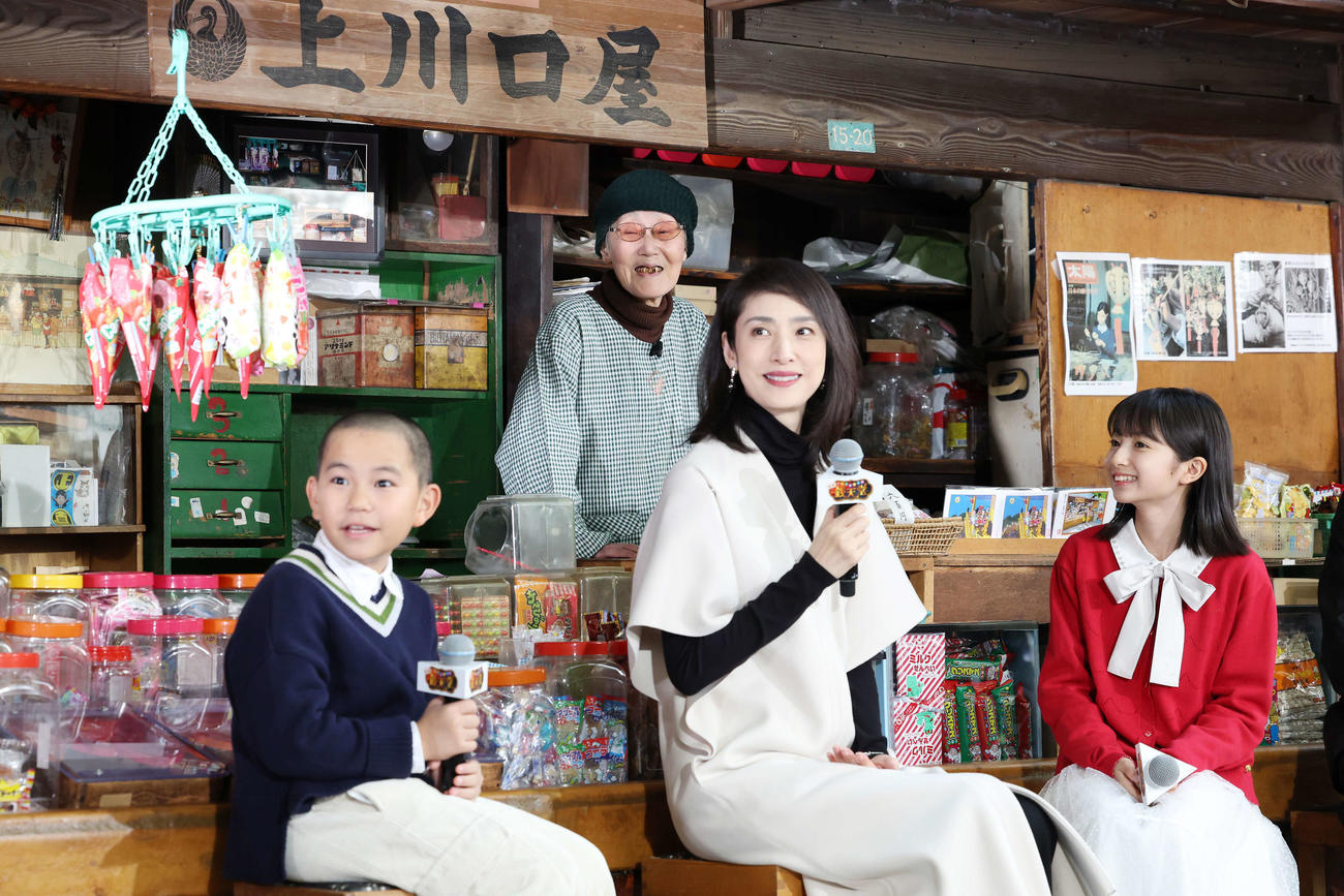 映画「ふしぎ駄菓子屋　銭天堂」宣伝開店＆完成報告イベントで上川口屋店主の内山雅代さん（後方）と話す、左から番家天嵩、天海祐希、白山乃愛（撮影・宮地輝）