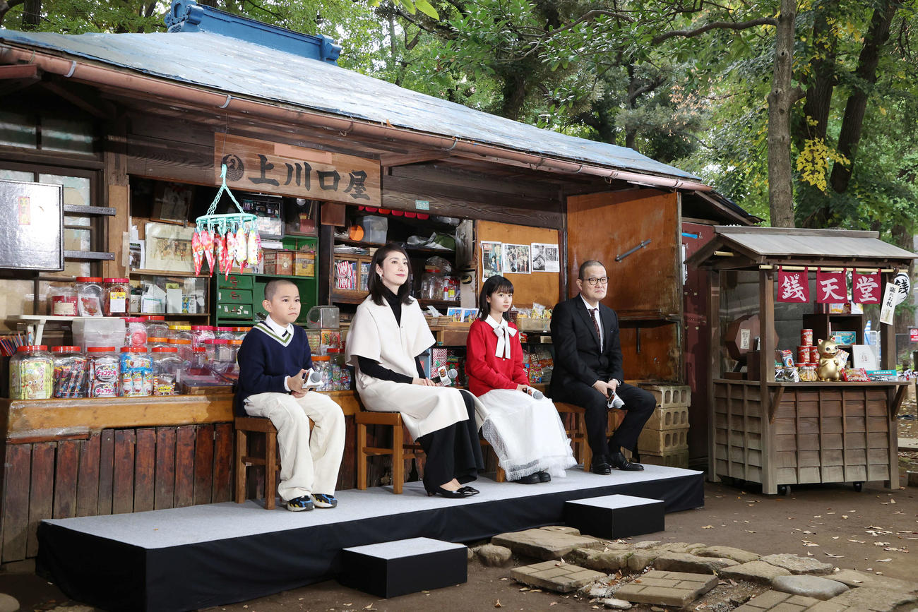 映画「ふしぎ駄菓子屋　銭天堂」宣伝開店＆完成報告イベントの登壇者、左から番家天嵩、天海祐希、白山乃愛、中田秀夫監督（撮影・宮地輝）