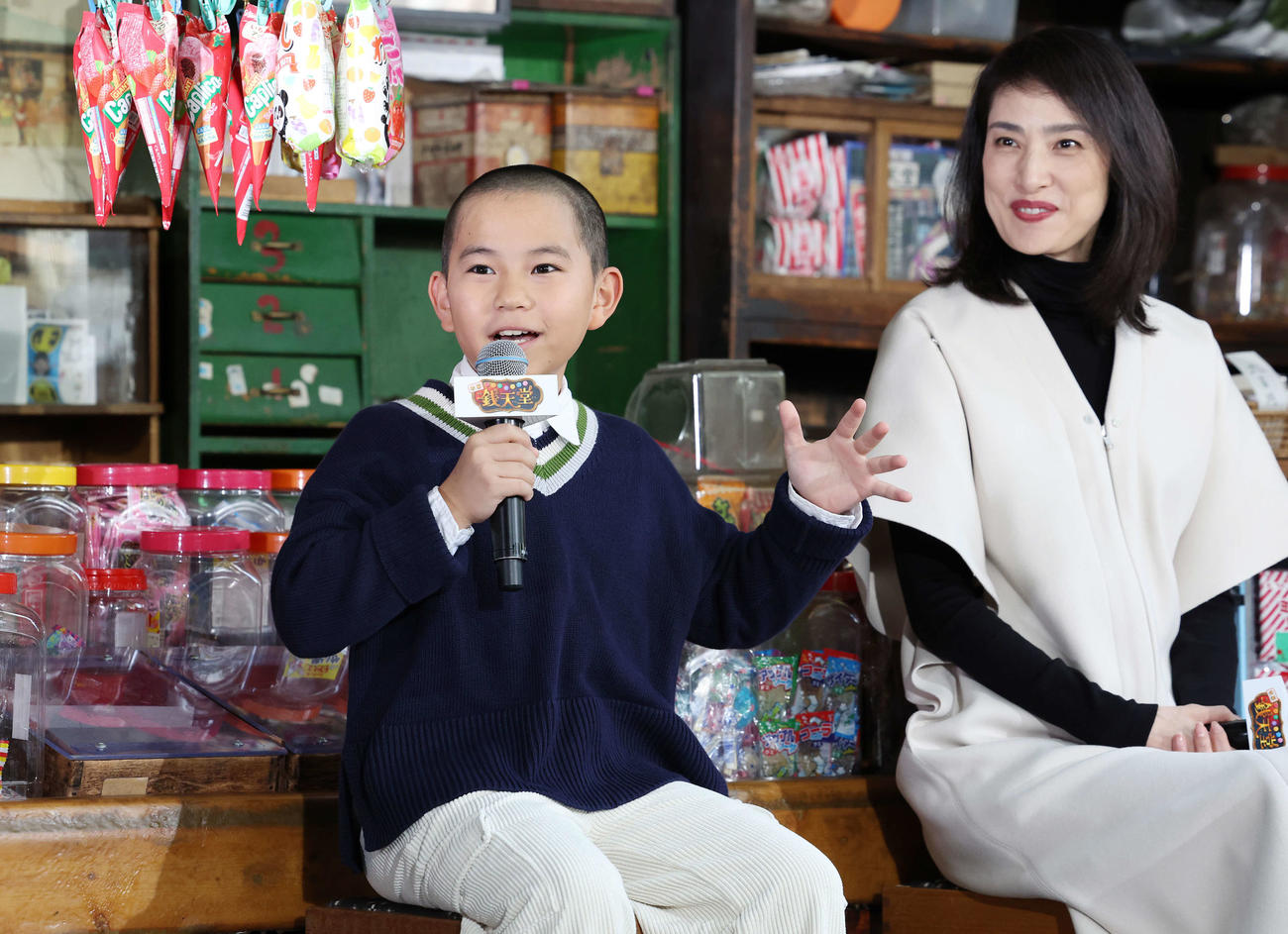 映画「ふしぎ駄菓子屋　銭天堂」宣伝開店＆完成報告イベントで番家天嵩（左）の話を笑顔で聞く天海祐希（撮影・宮地輝）