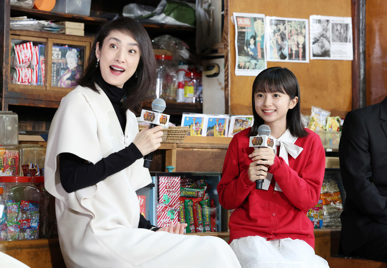映画「ふしぎ駄菓子屋　銭天堂」宣伝開店＆完成報告イベントで笑顔で話す天海祐希（左）と白山乃愛（撮影・宮地輝）