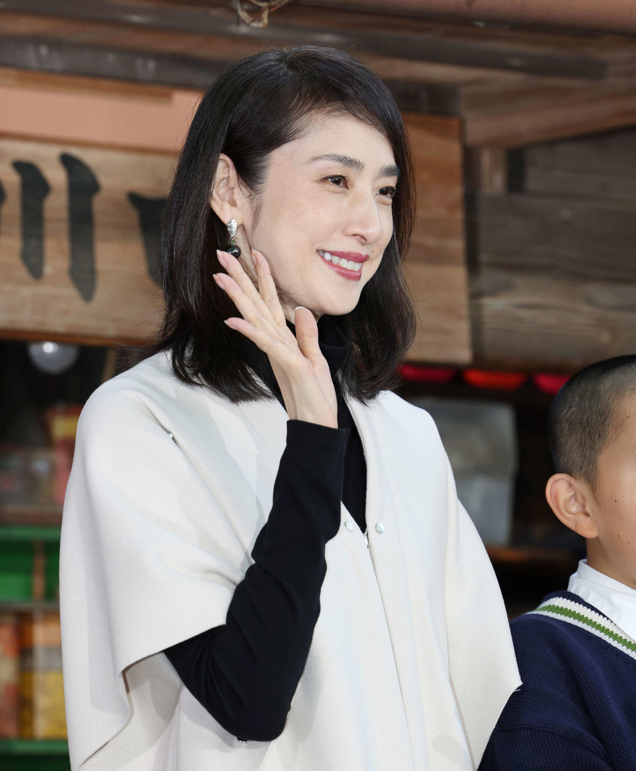映画「ふしぎ駄菓子屋　銭天堂」宣伝開店＆完成報告イベントで笑顔で手を振る天海祐希（撮影・宮地輝）