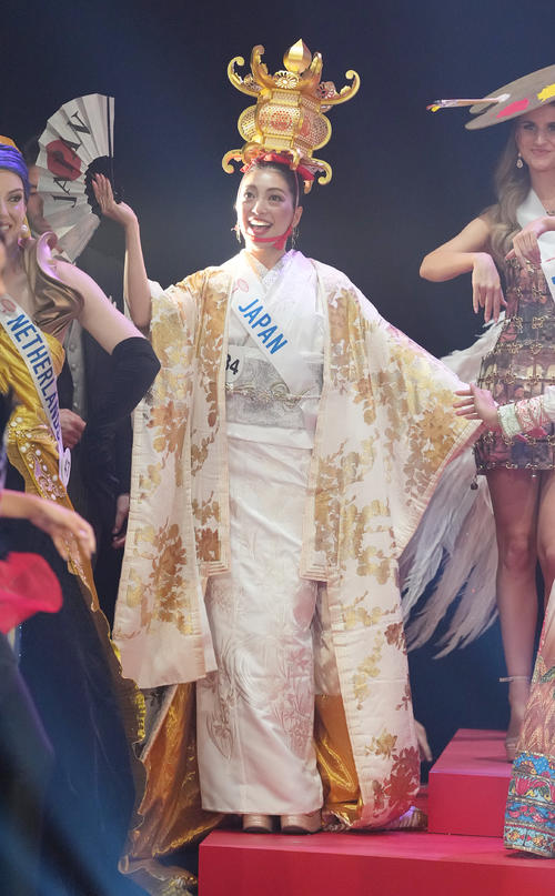「第62回ミス・インターナショナル世界大会」オープニングで踊る日本代表の植田明依（撮影・鈴木みどり）