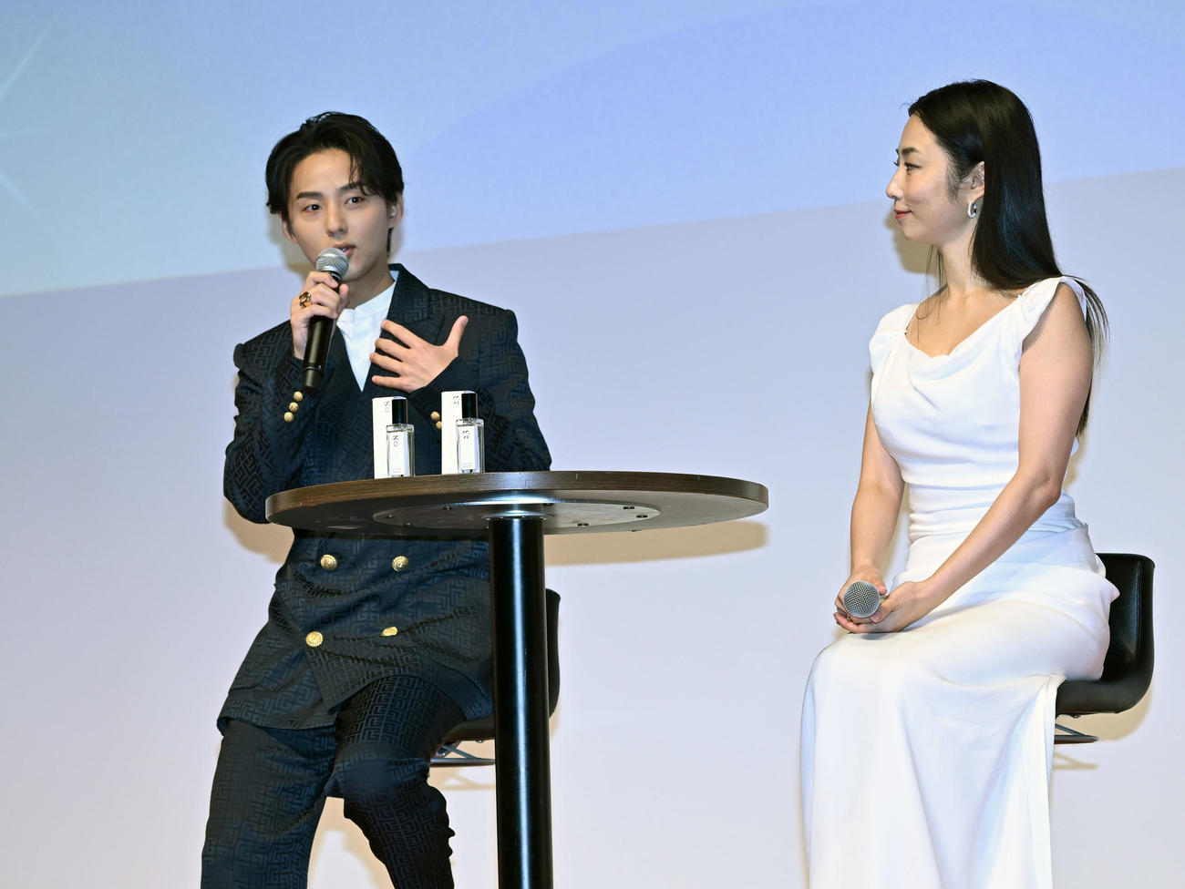 フレグランスの祭典「FRAGRANCE DAY2024」に登場したKis－My－Ft2の藤ケ谷太輔（左）とMEGUMI（撮影・千葉一成）
