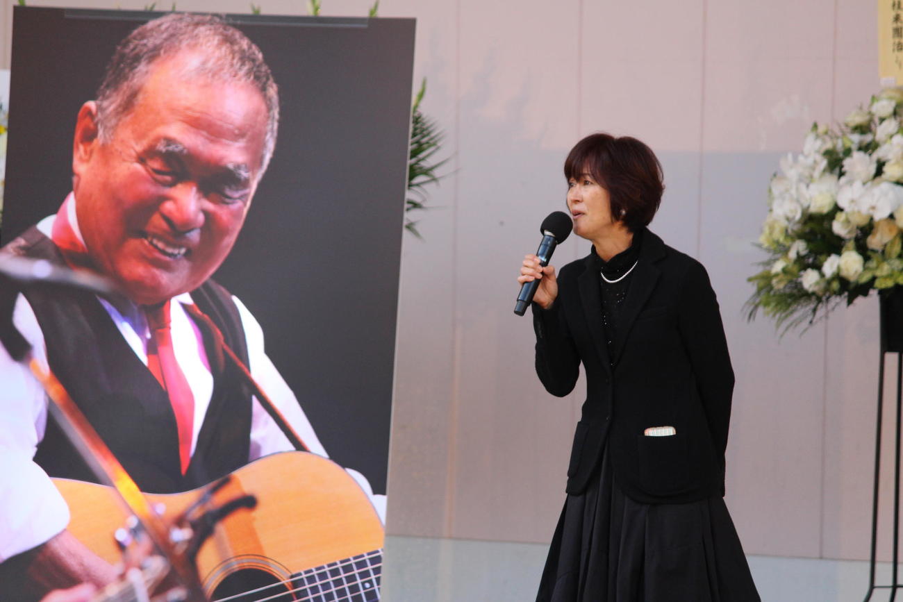 高石ともやさんの「お別れ会」で思い出話を語る有森裕子