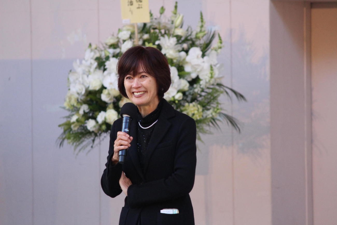 高石ともやさんの「お別れ会」で思い出話を語る有森裕子