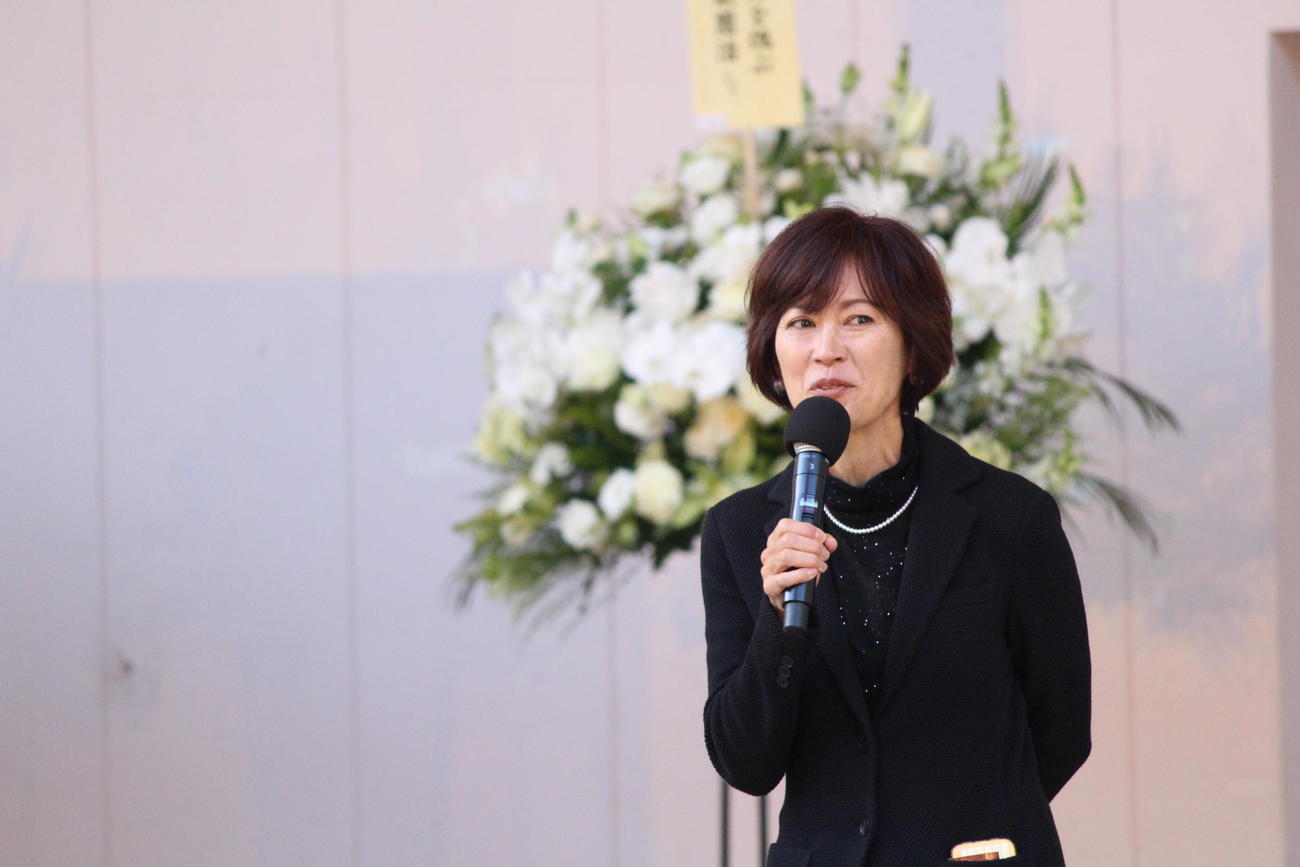 高石ともやさんの「お別れ会」で思い出話を語る有森裕子