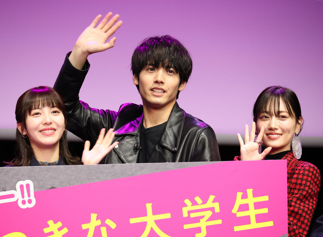 映画「六人の嘘つきな大学生」公開直前トークショーを行った、左から浜辺美波、赤楚衛二、山下美月（撮影・中島郁夫）