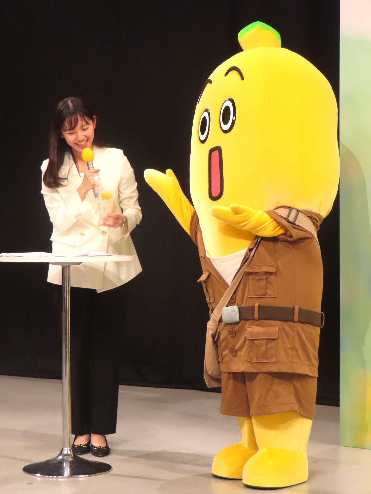 ナナナにバナナをプレゼントされる田中瞳アナウンサー
