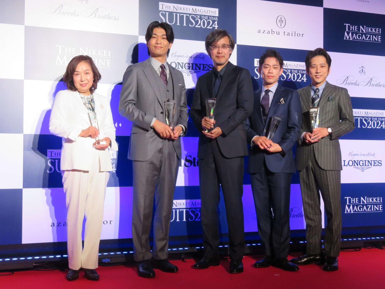 「SUITS OF THE YEAR2024」に選ばれた、左から高野由美子氏、須藤海氏、山崎貴監督。高橋大輔氏、二宮和也（撮影・村上幸将）