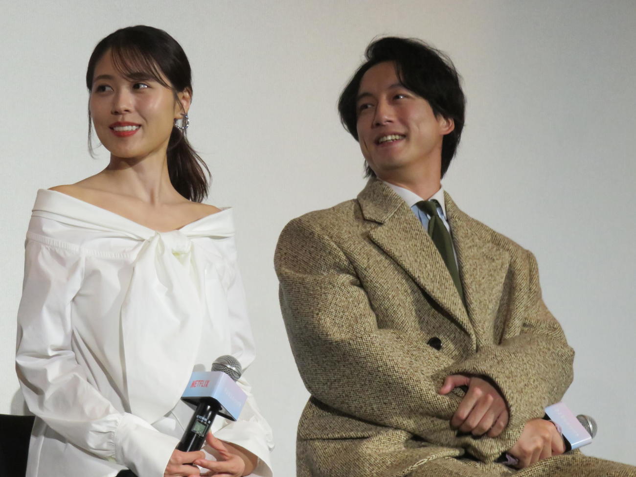 Netflixシリーズ「さよならのつづき」の前夜祭ジャパンプレミアで笑顔でトークする有村架純（左）と坂口健太郎