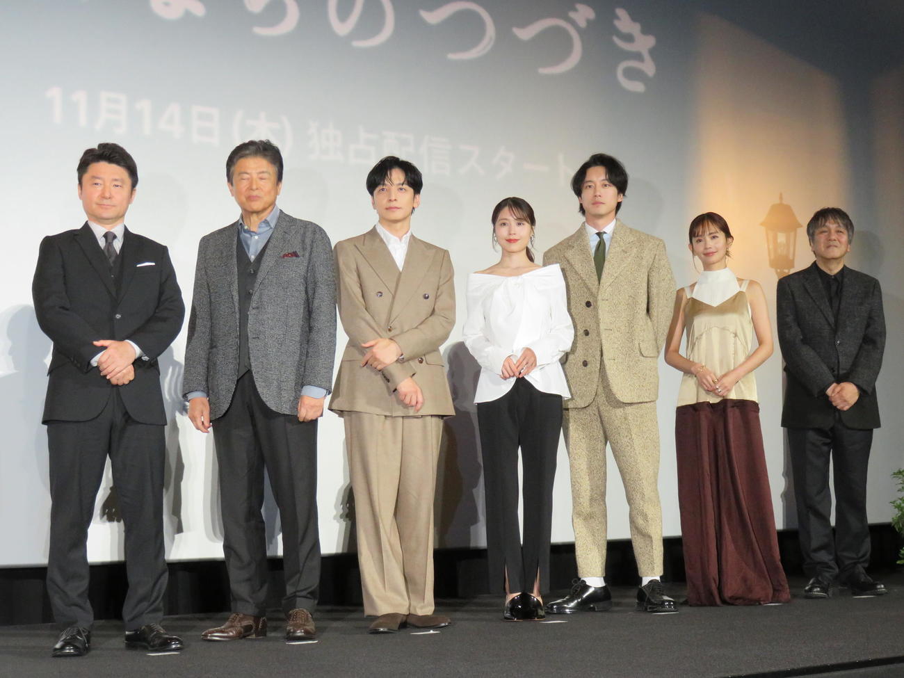Netflixシリーズ「さよならのつづき」の前夜祭ジャパンプレミアに登壇した、左から黒埼博監督、三浦友和、生田斗真、有村架純、坂口健太郎、中村ゆり、脚本家の岡田恵和