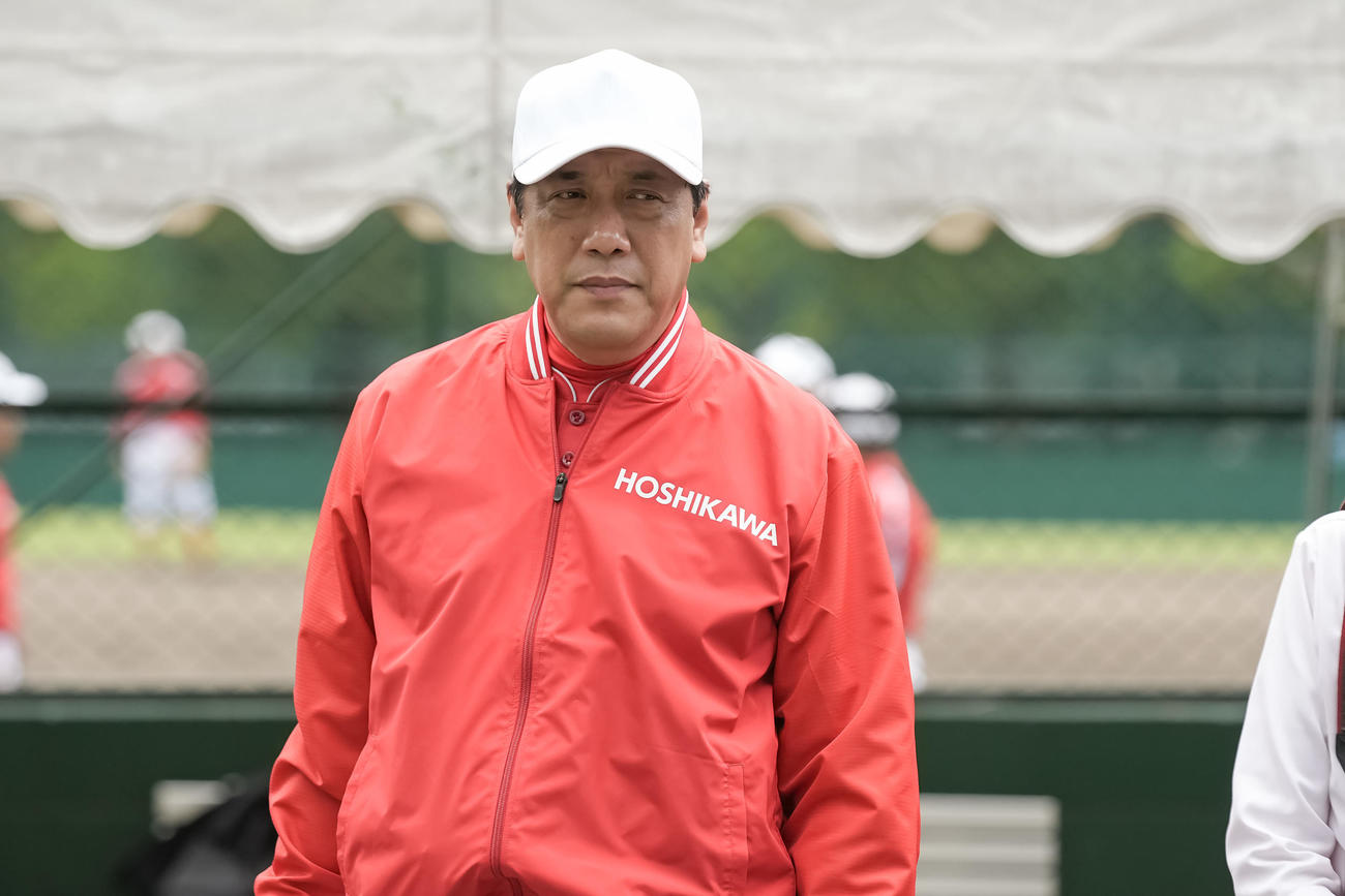 星河電器の野球部監督役で出演する嶋尾康史