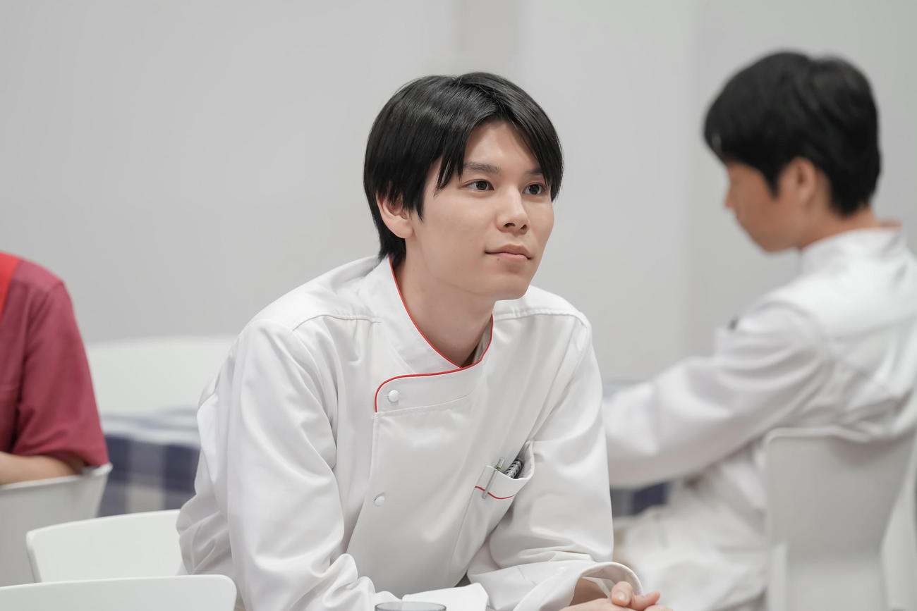 社員食堂の若手調理師を演じる萩原利久