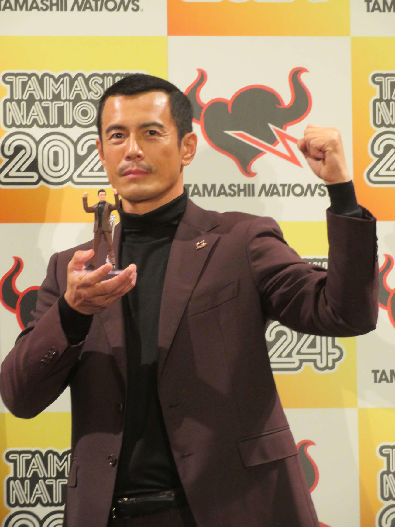 「TAMASHII NATION 2024」オープニングセレモニーで、自身のフィギュアを手にガッツポーズする伊藤英明（撮影・村上幸将）