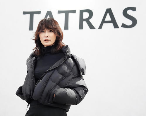 「TATRAS　銀座店」プレビューイベントでフォトコールに臨む長谷川京子（撮影・江口和貴）