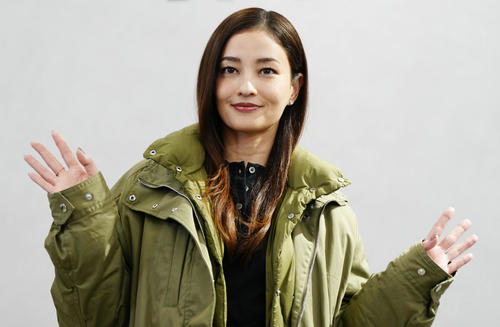 「TATRAS　銀座店」プレビューイベントでフォトコールに臨む黒木メイサ（撮影・江口和貴）